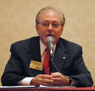 Theo shares his insights as a panelist at the Distinguished District Governors session at the Toastmasters International Convention in Phoenix, AZ 2007